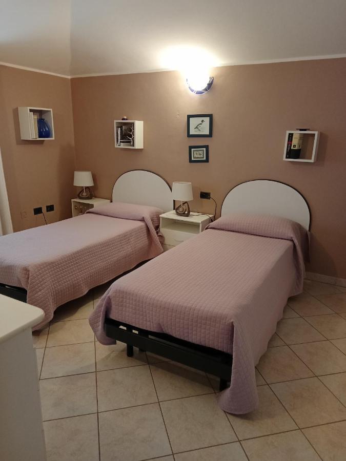 Casa Vacanza Le 2 Isole Suni Eksteriør billede